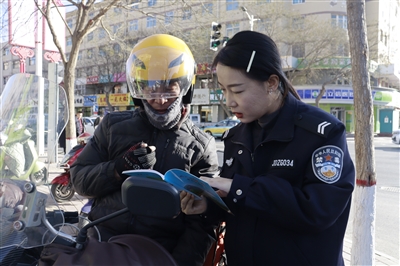 12月3日，西吉縣禁毒辦組織禁毒志愿者來(lái)到金三角廣場(chǎng)，向群眾發(fā)放宣傳資料，用通俗易懂的語(yǔ)言詳細(xì)介紹麻精藥品、新精神活性物質(zhì)等新型毒品的危害。
    本報(bào)通訊員 季登飛 張夢(mèng)瑤 攝