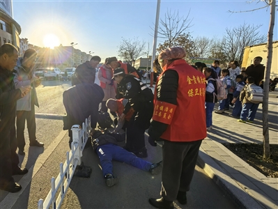 “同學(xué)們把路騰出來(lái)，讓空氣流通一下！”近日，賀蘭縣金貴鎮(zhèn)一名小學(xué)生剛走出校門(mén)不遠(yuǎn)就突發(fā)疾病暈倒在地，渾身抽搐。正在“護(hù)學(xué)崗”巡邏的賀蘭縣公安局金貴派出所輔警虎攀和馬曉梅立刻上前采取措施進(jìn)行處置，并撥打120求助。在確保安全的情況下，他們聯(lián)合熱心群眾將暈倒的學(xué)生扶上警車(chē)送往醫(yī)院，同時(shí)聯(lián)系患病學(xué)生家長(zhǎng)說(shuō)明情況。
    到達(dá)醫(yī)院后，暈倒的學(xué)生已恢復(fù)意識(shí)，家長(zhǎng)也在此時(shí)趕到?？吹胶⒆用撾x危險(xiǎn)，虎攀與馬曉梅才松了一口氣，返回工作崗位繼續(xù)巡邏。
    本報(bào)通訊員 郭建忠 攝