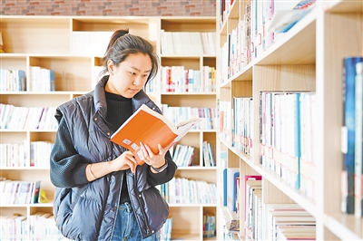     在村圖書館，馬嘉欣利用業(yè)余時間學習黨的理論知識和實務操作。