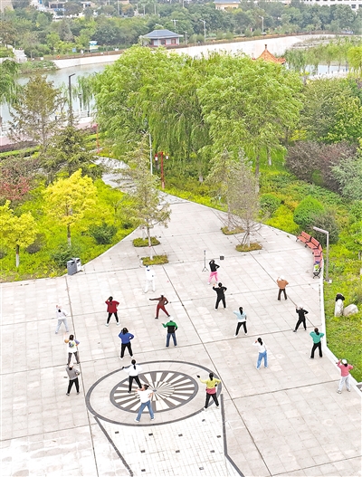     清水河流過固原市原州區(qū)，河道兩岸生態(tài)優(yōu)美，成為市民的休閑場所。