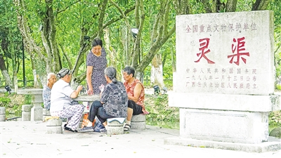     靈渠位于廣西壯族自治區(qū)桂林市興安縣，全長(zhǎng)36.4公里，是連接長(zhǎng)江流域和珠江流域的一條古代運(yùn)河。水清岸綠渠暢景美，每年吸引游客100多萬(wàn)人次。